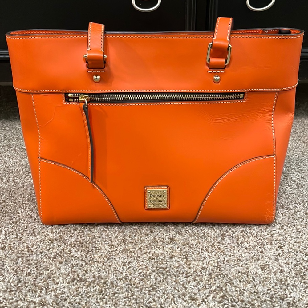 Dooney & Bourke zip too tote